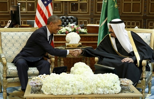 US President Barack Obama shaking hands with the Saudi King 