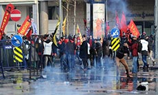 Istanbul Police Disperse Protesters as Graft Scandal Heats up