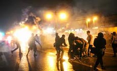 US Police Hurl Tear Gas at Ferguson Protesters 