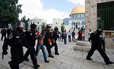 ’Israeli’ Aggressions against Al-Aqsa Continue: 17 Detained in Al-Quds