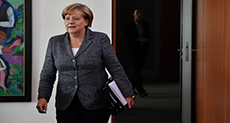 Wounded Merkel Meets Balkan Leaders over Migrants

