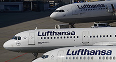 Lufthansa Pilots Agree to Mediated Talks in Pay Dispute