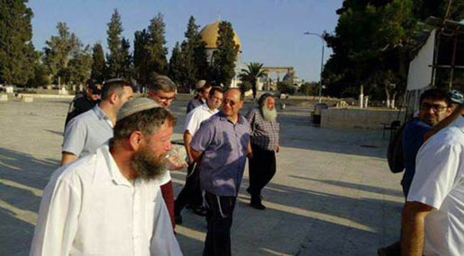 Occupied #Palestine: #Zionist Settlers Storm #AlAqsa Mosque Backed by Occupation Police