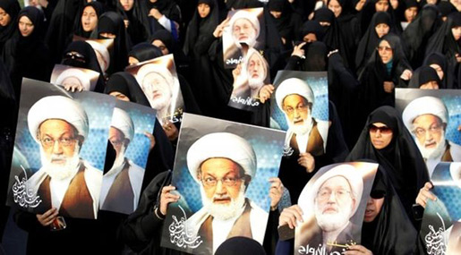 Protesters holding pictures of Ayatollah Sheikh Isa Qassim 