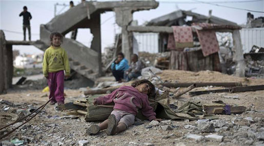 Yemeni children among rubble 