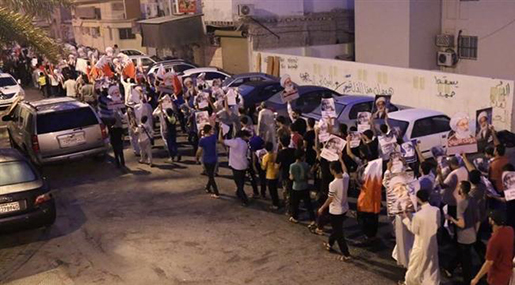 Bahrainis march in soldarity to Sheikh Issa Qassim 