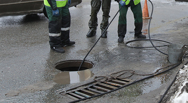 Russian Woman Falls in Sewer and Finds a Missing Boy There!