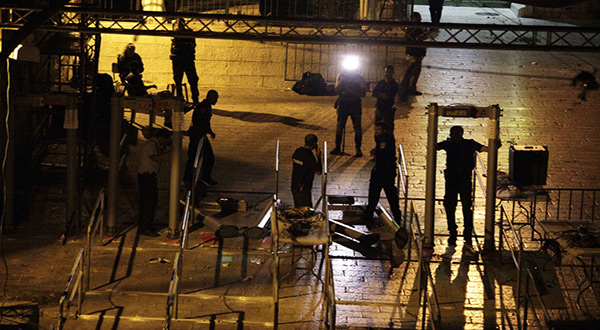 IOF removing metal detectors from al-Aqsa mosque entrances