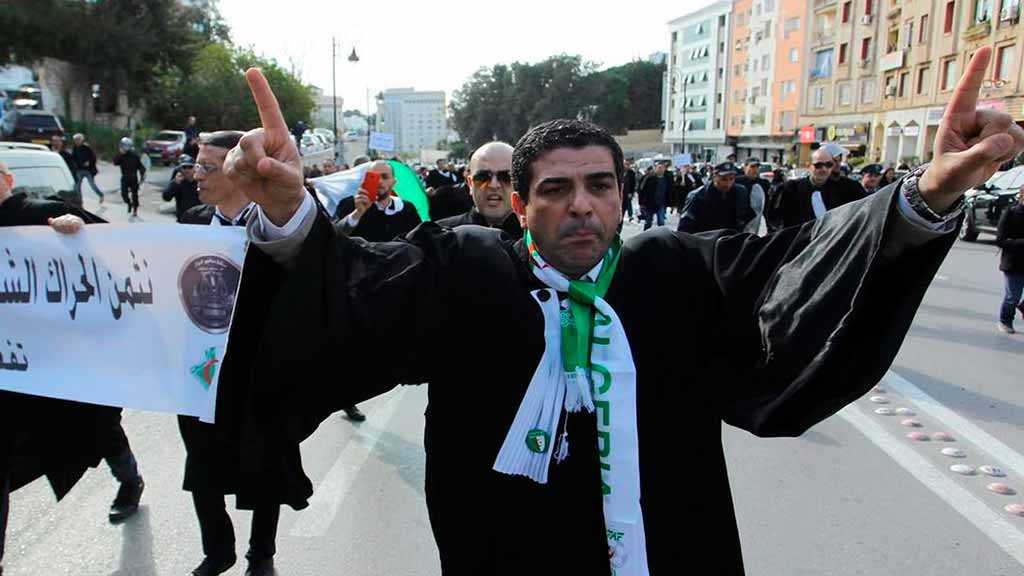 Hundreds of Algerian Lawyers Protest Against Bouteflika