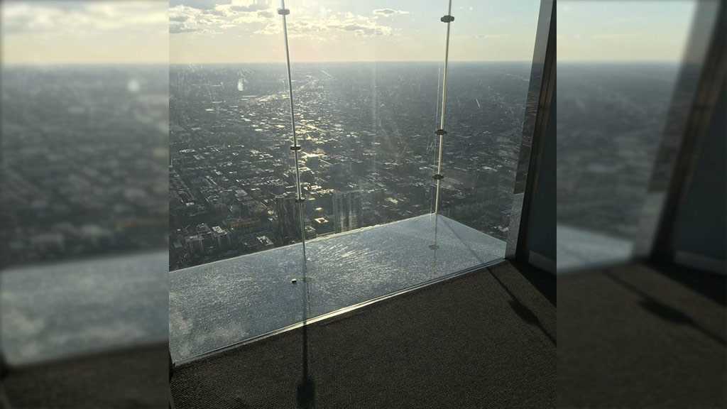 Chicago Tower Skydeck Cracks Under Visitors’ Feet