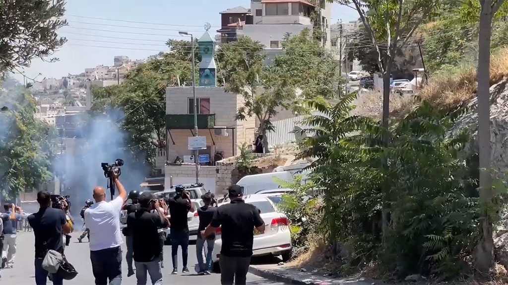 ‘Israelis’ Suppress Palestinians Performing Friday Prayers in Silwan