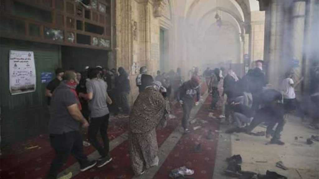 ‘Israeli’ Occupation Forces Storm Al-Aqsa Mosque, Injure Scores of Worshipers, Arrest Dozens