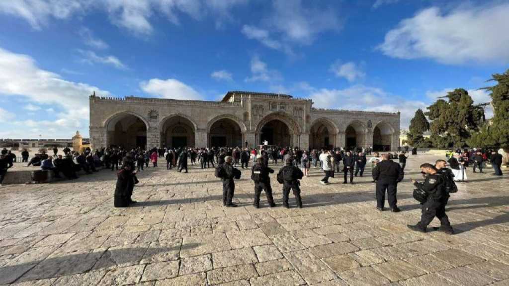 “Israel” Plays with Fire: Settlers Storm Al-Aqsa, Palestinian Worshippers under Attack