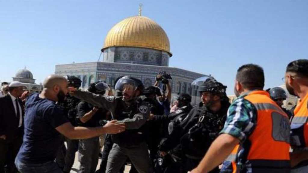 “Israel” Plays with Fire: Settlers Storm Al-Aqsa, Palestinian Worshippers under Attack