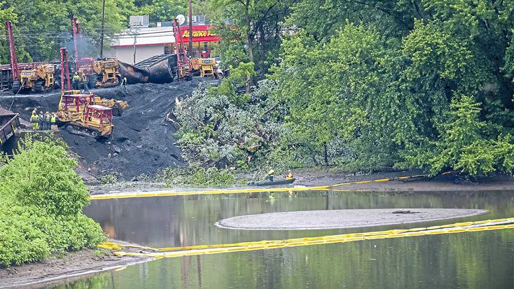 Train Crash in Pennsylvania Spills Oil Product along Allegheny River
