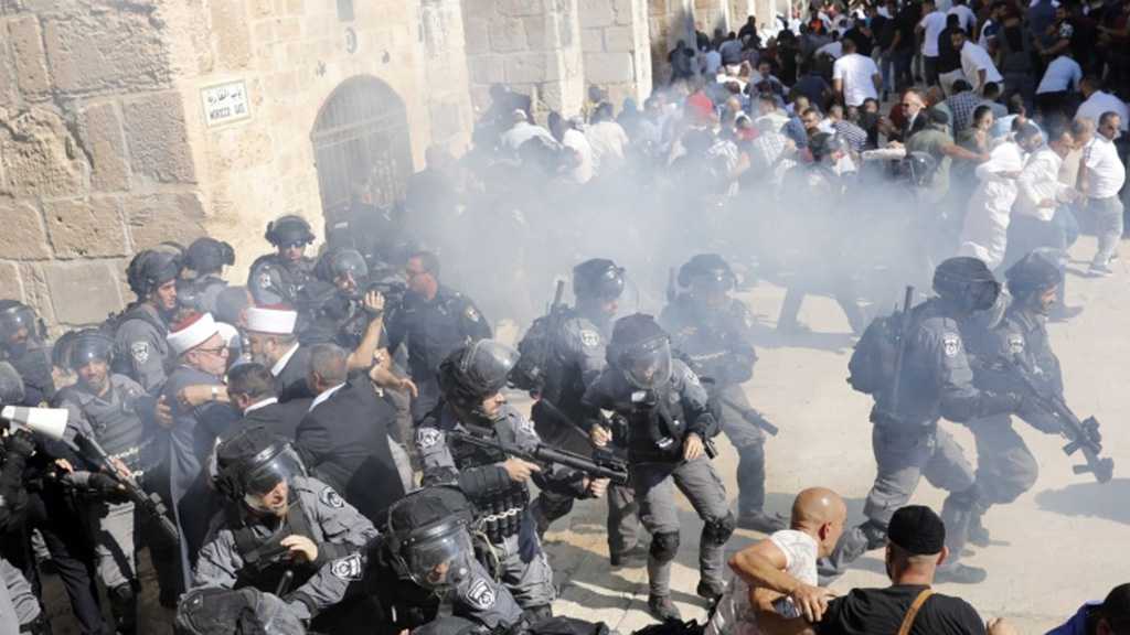 “Israeli” Troops, Extremists Storm Al-Aqsa Mosque, Force Out Muslim Worshipers