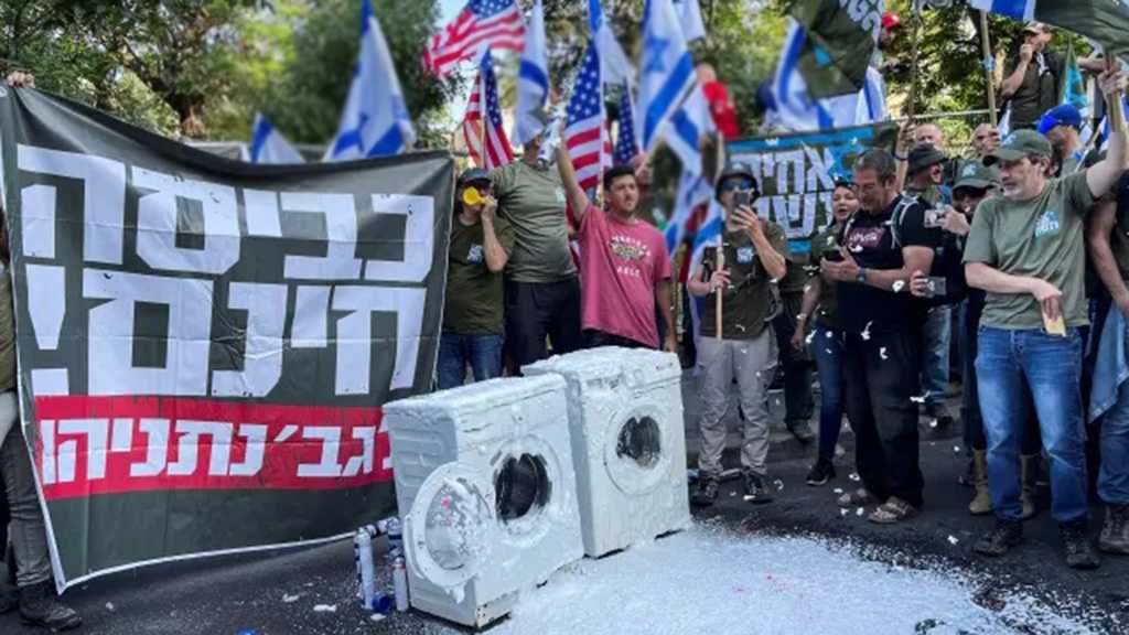 “Israeli” Reservists Protest outside Bibi’s Home: He’s Ruining US Relations