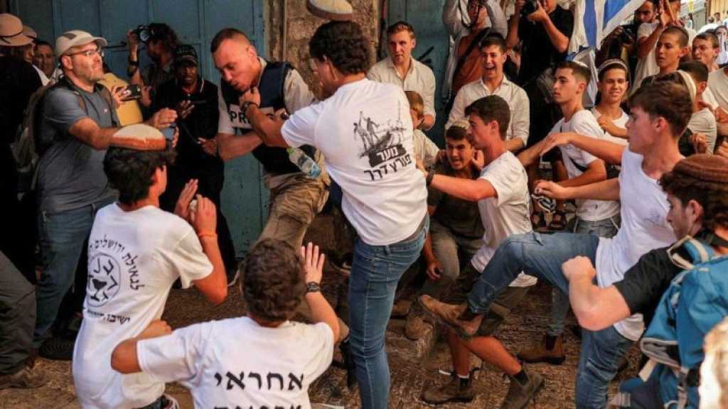 “Israeli” Settlers March Through Occupied Al-Quds on “Flag Day”.