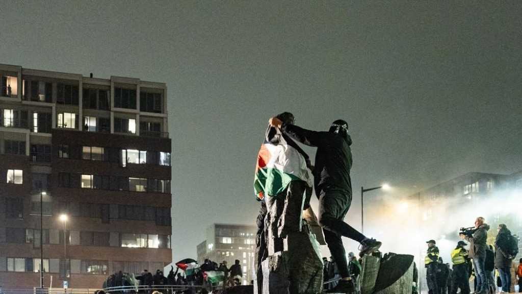 “Israeli” Rioters Provoke Clashes in Amsterdam after Burning Palestinian Flags