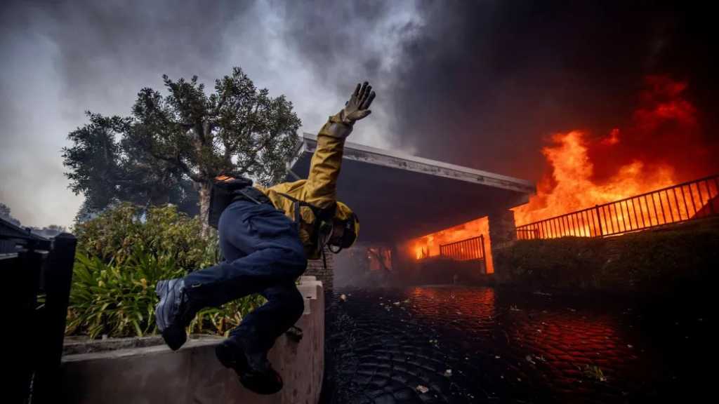 US: Los Angeles Wildfires Rage as Tens of Thousands Evacuate