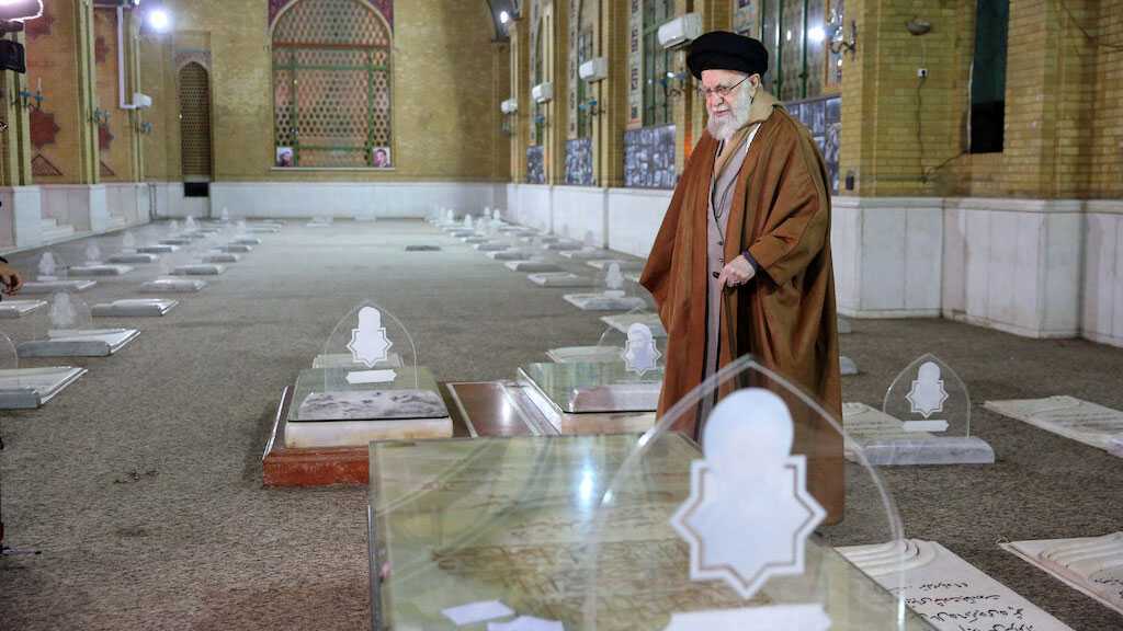 Imam Khamenei Honors Legacy of Imam Khomeini, Martyrs on Eve of Fajr Decade