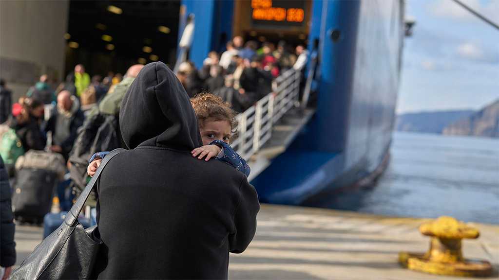 Thousands Flee Santorini Due to Earthquakes, but Some Tourists Stay