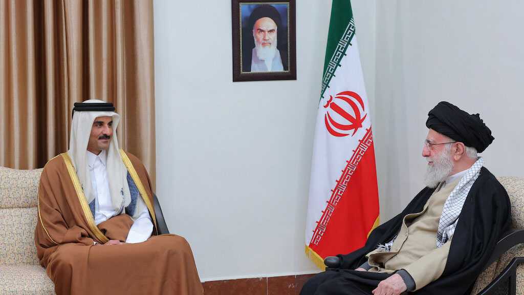 Imam Khamenei Stresses Strengthening Regional Ties in Meeting with Qatari Emir