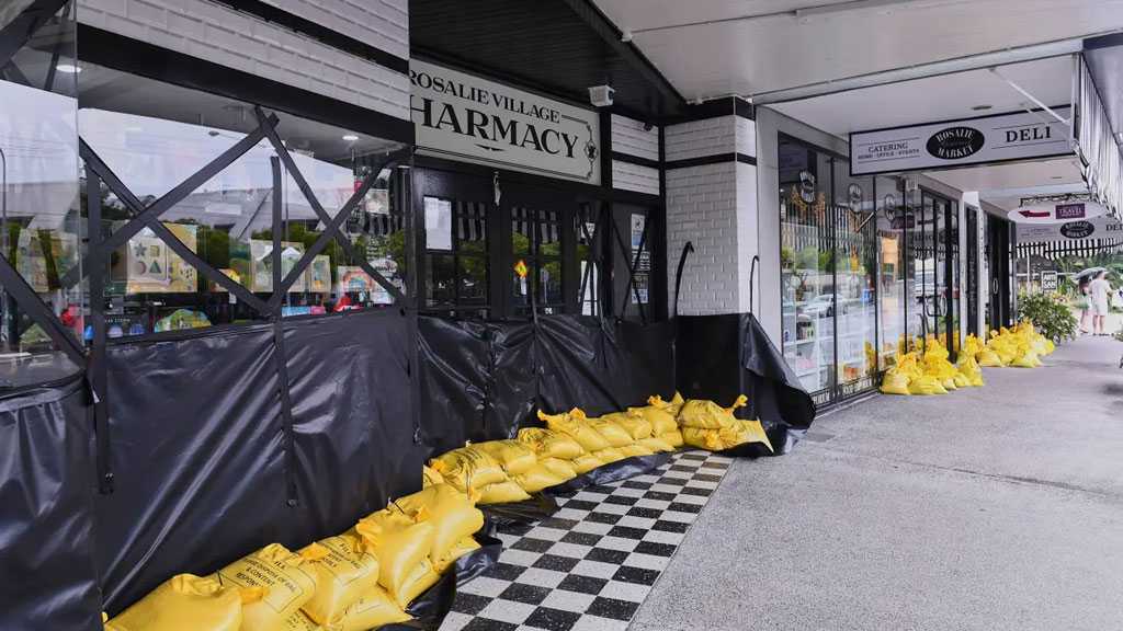 Cyclone Alfred Approaches Australia, Forcing Evacuations and Power Outages